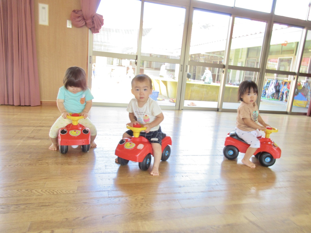 コンビカーで遊ぶ様子