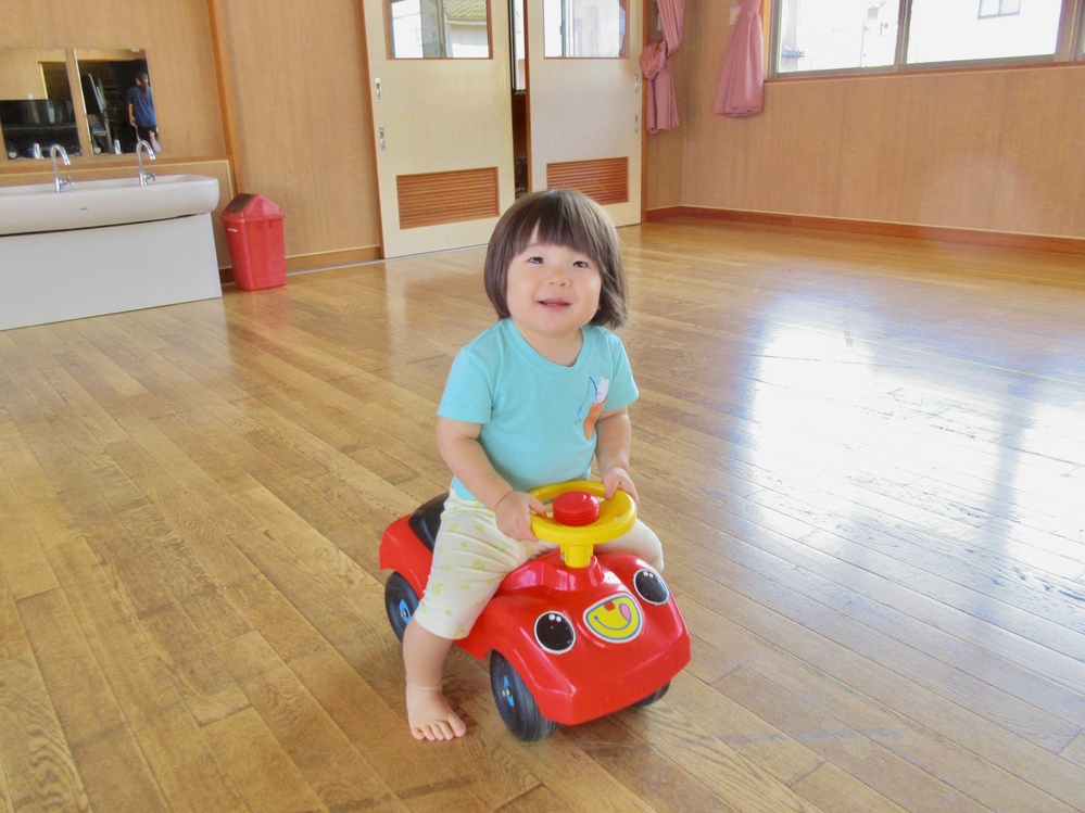 コンビカーで遊ぶ様子