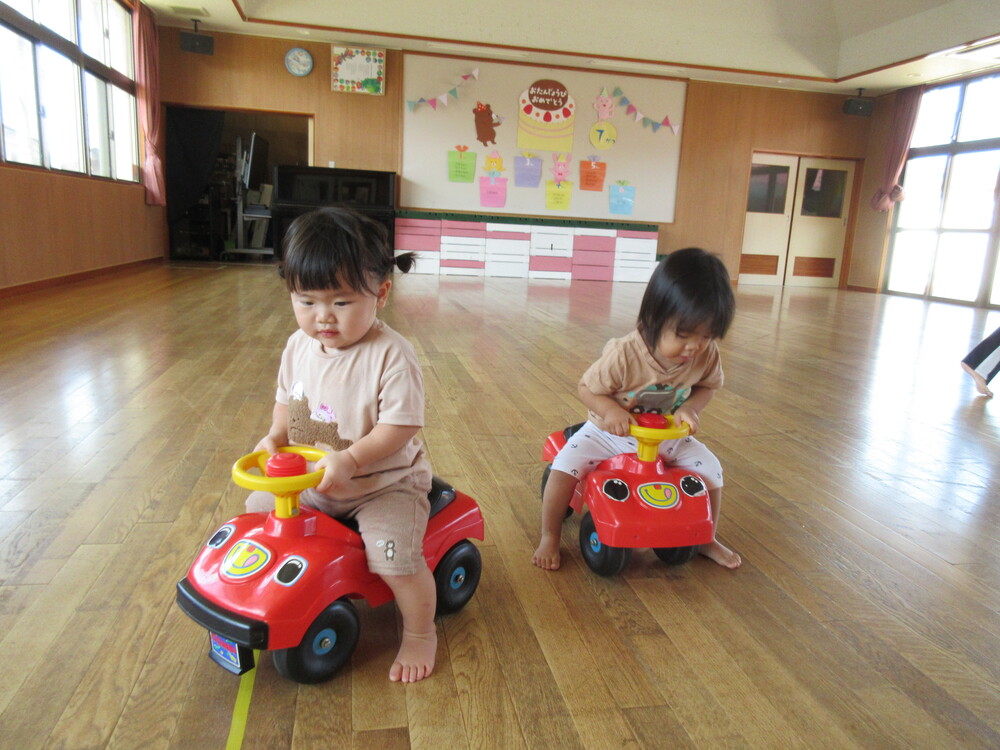 コンビカーで遊ぶ様子