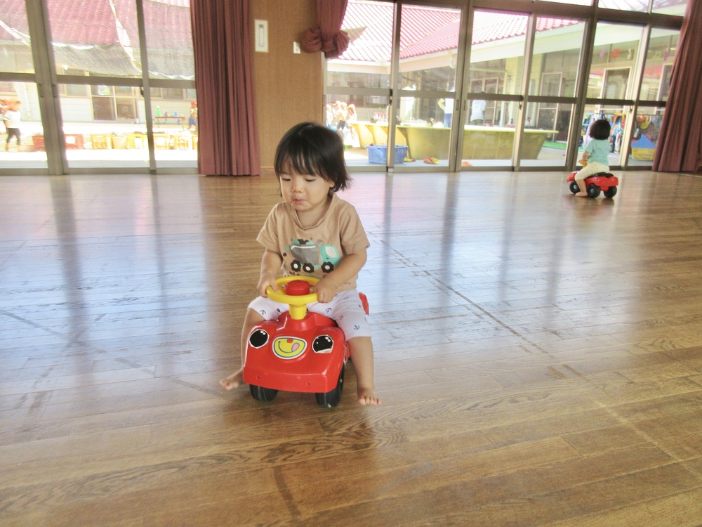 コンビカーで遊ぶ様子