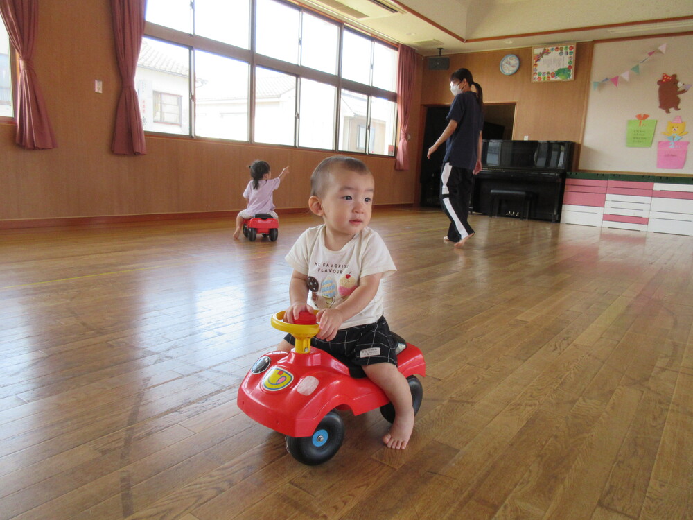 コンビカーで遊ぶ様子