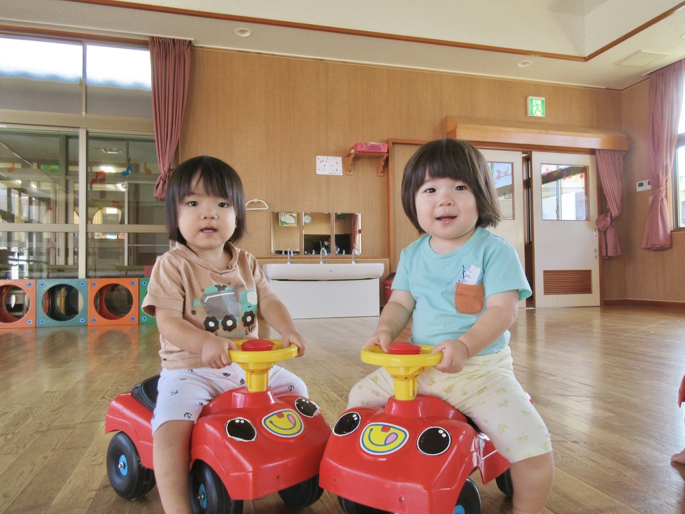 コンビカーで遊ぶ様子