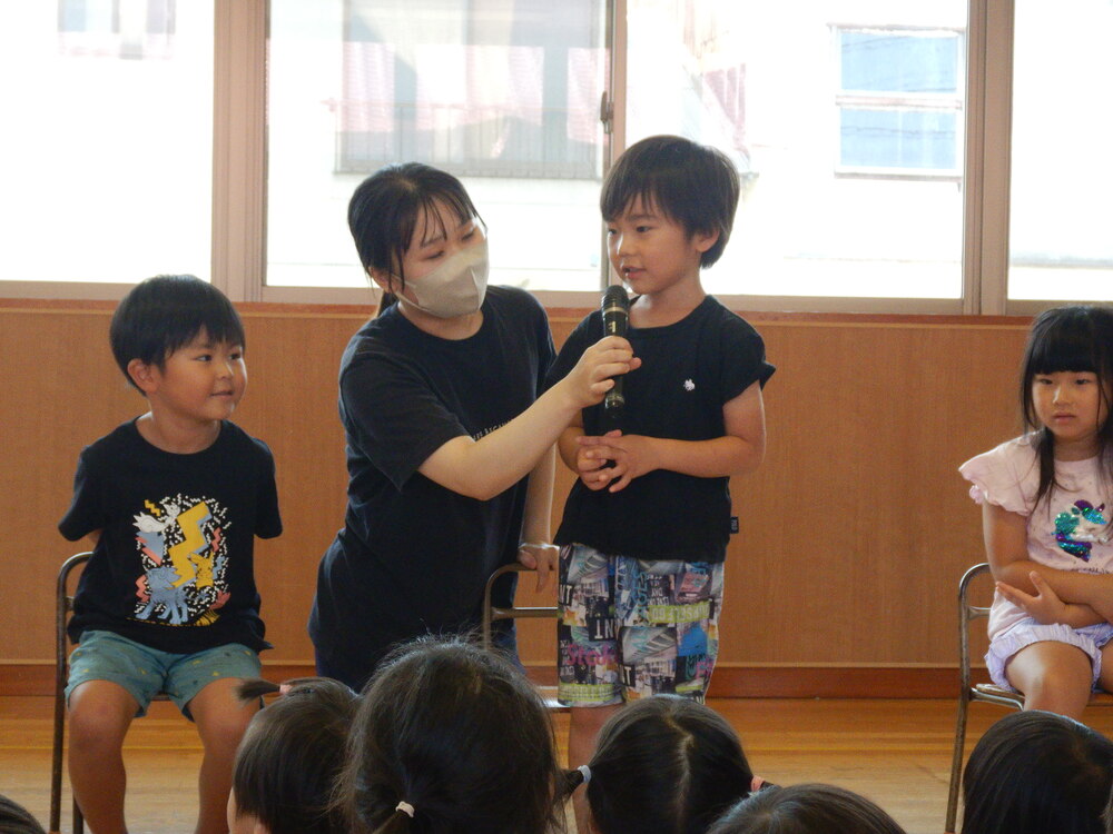 インタビューに答えている