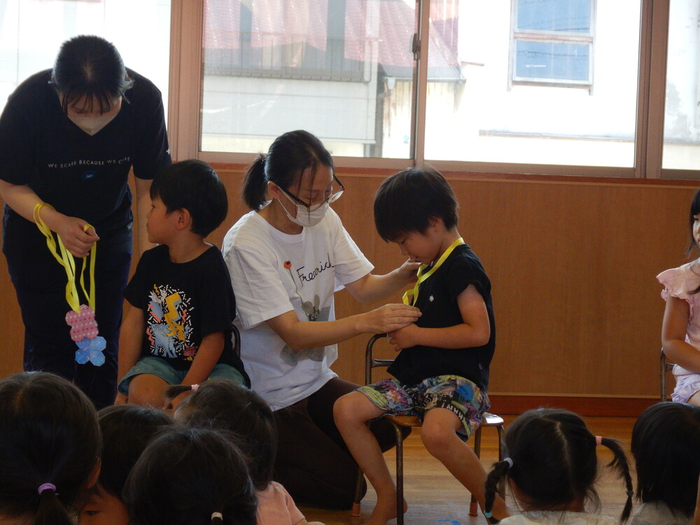 園長先生にメダルをもらっている
