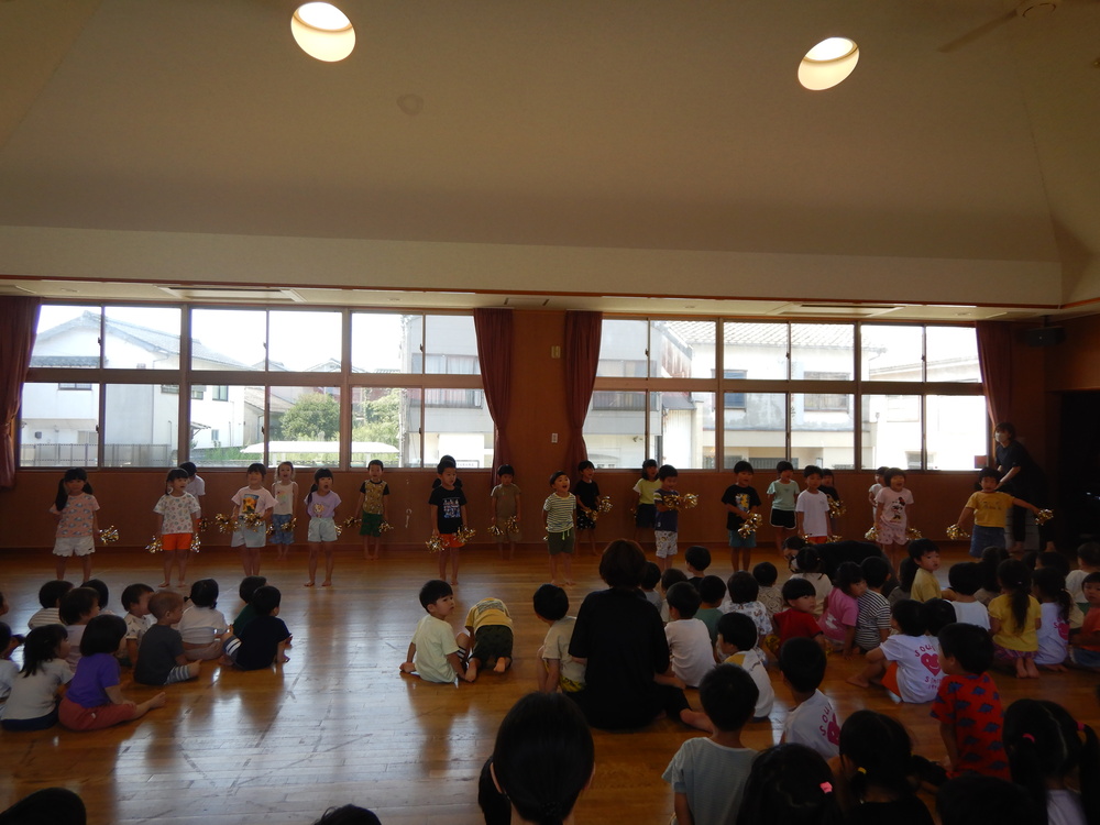 サチアレのダンスを踊っている