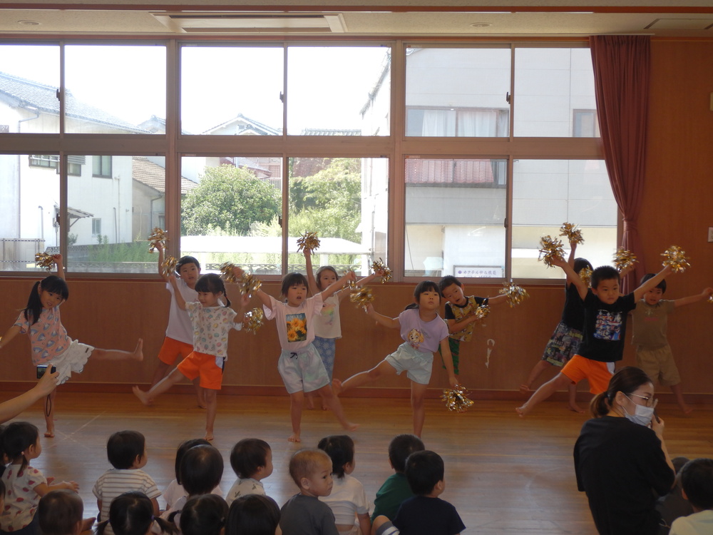 サチアレのダンスを踊っている