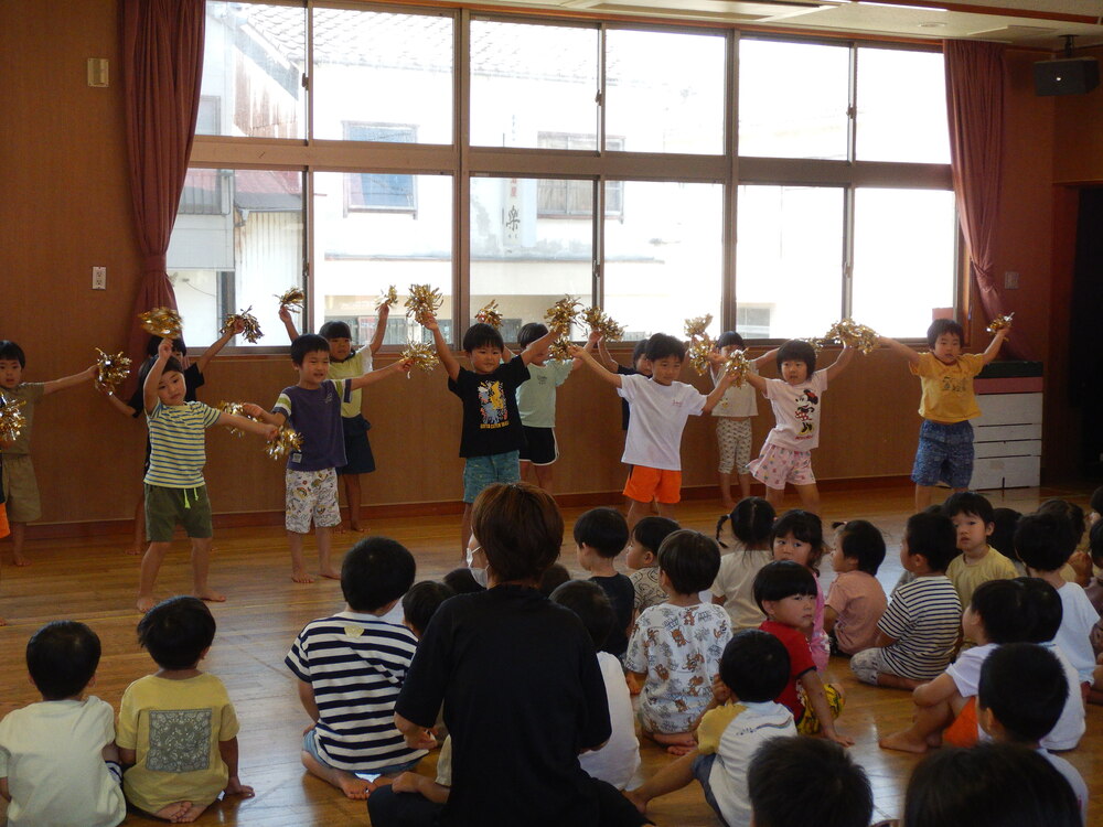 サチアレのダンスを踊っている