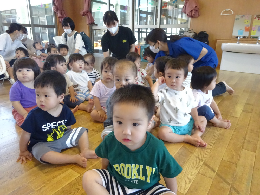 誕生会に参加する子ども (1)