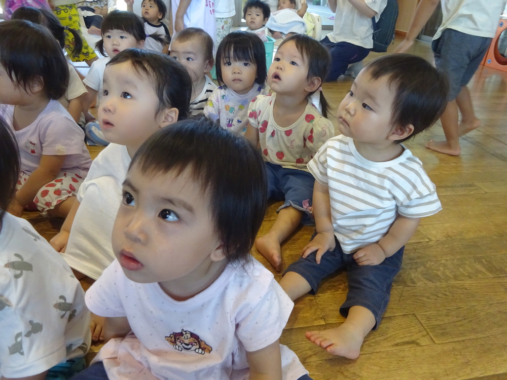 誕生会に参加する子ども (2)