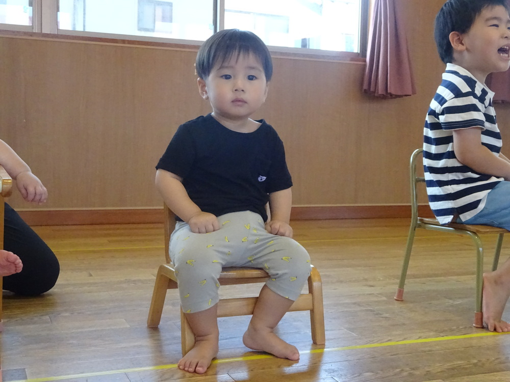 誕生会に参加する子ども (3)