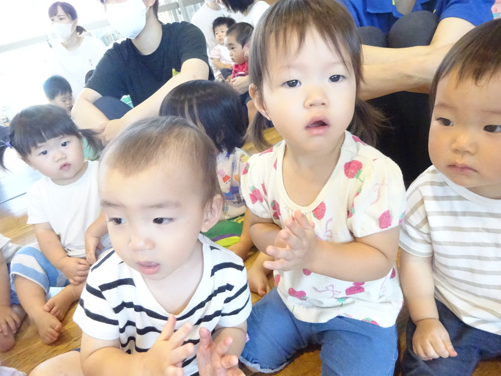 誕生会に参加する子ども (4)