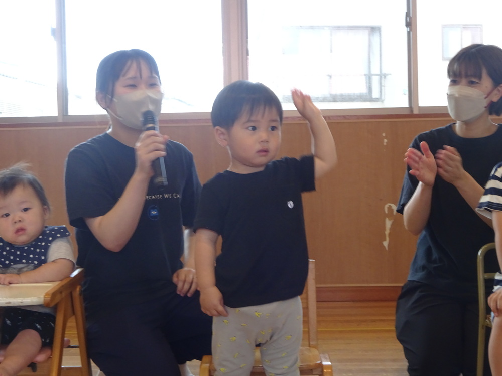 誕生会に参加する子ども (5)