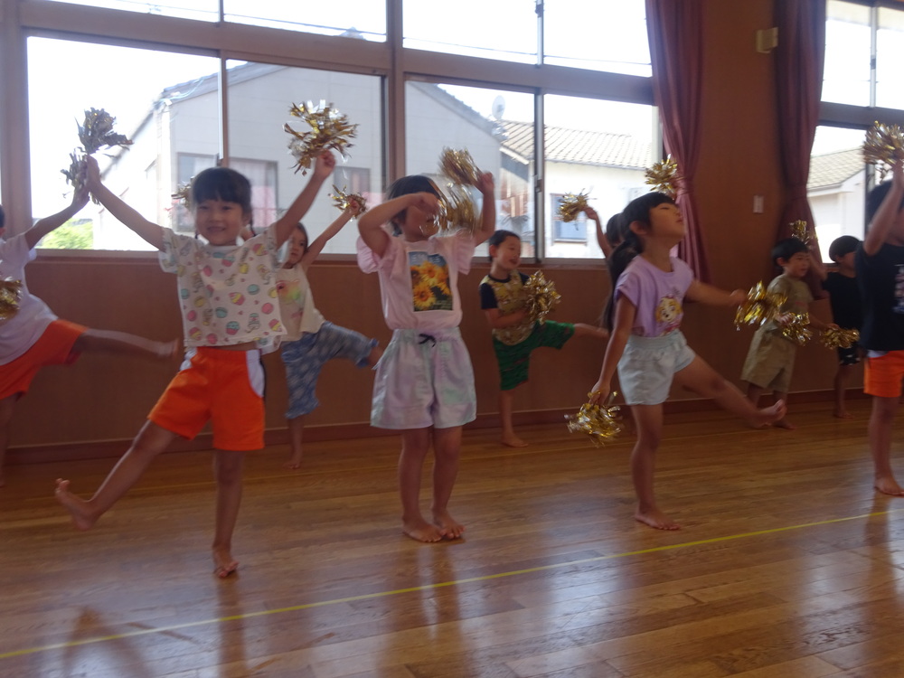 誕生会に参加する子ども (6)