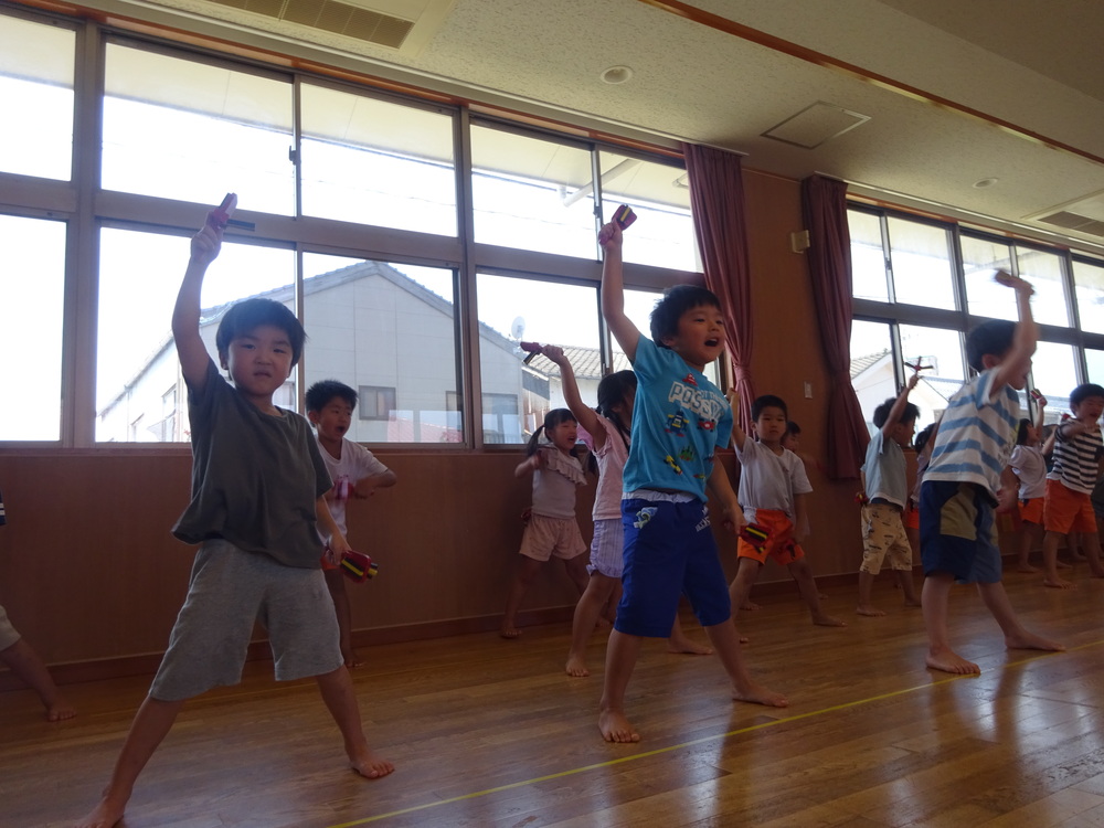 誕生会に参加する子ども (7)