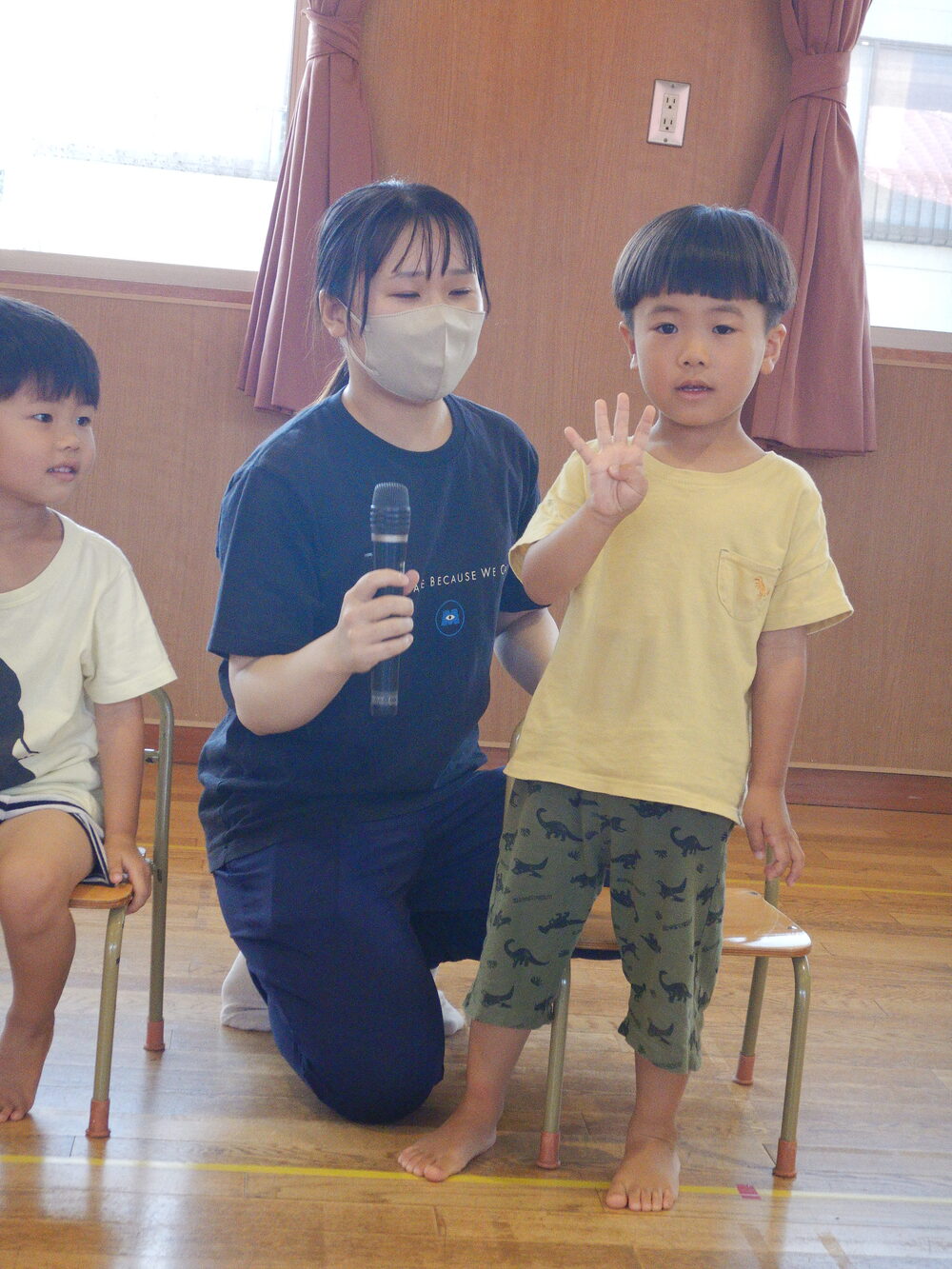 インタビューに答える