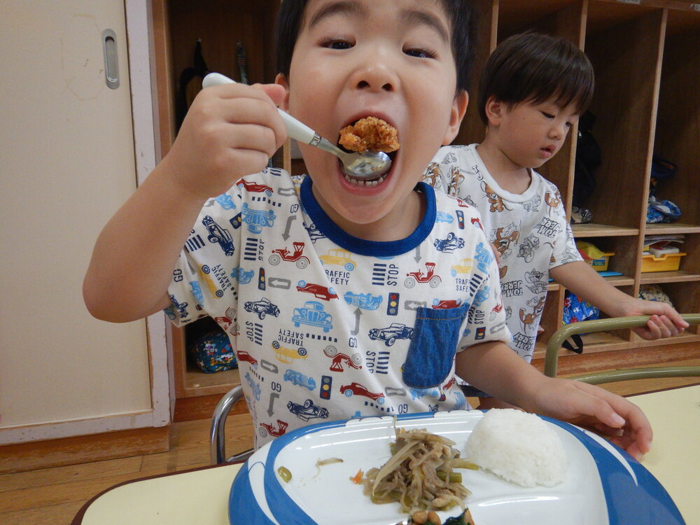 給食を食べる男の子