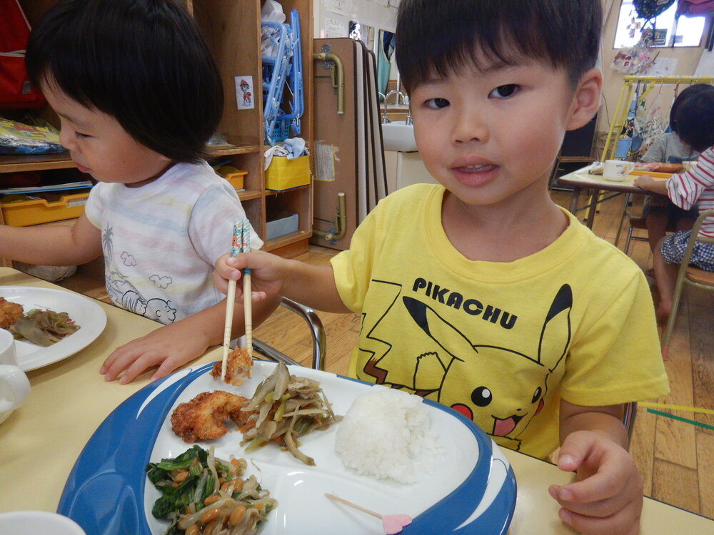 給食を食べる男の子