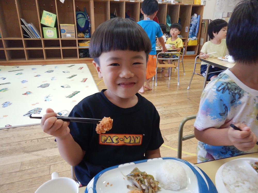 給食を食べる男の子