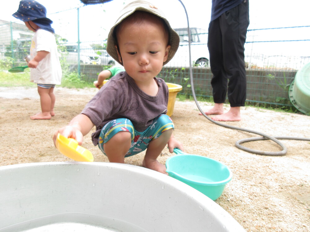 泥んこ遊びの様子