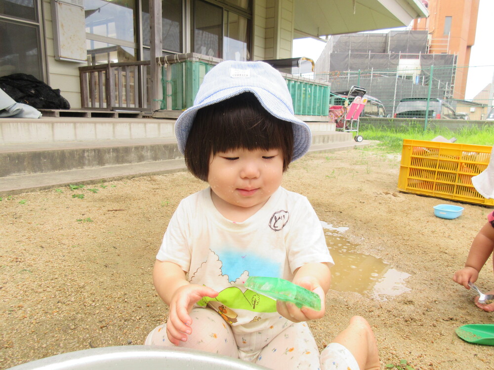 泥んこ遊びの様子