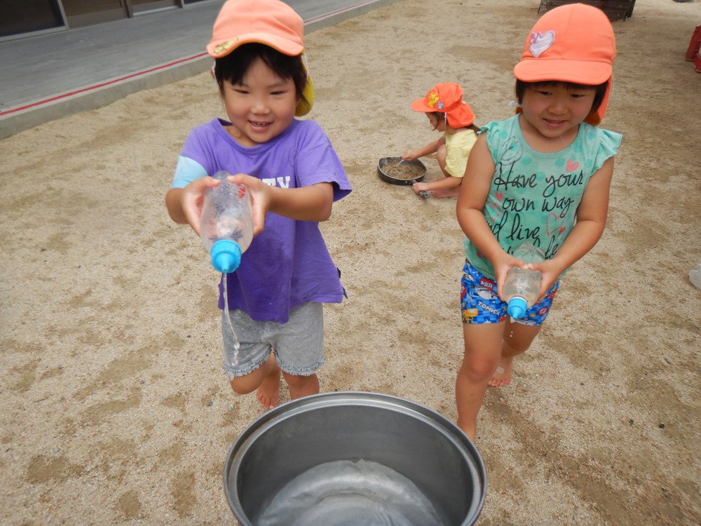 水遊びを楽しんでいる