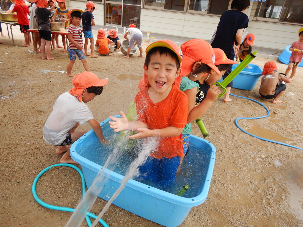 水遊びを楽しんでいる