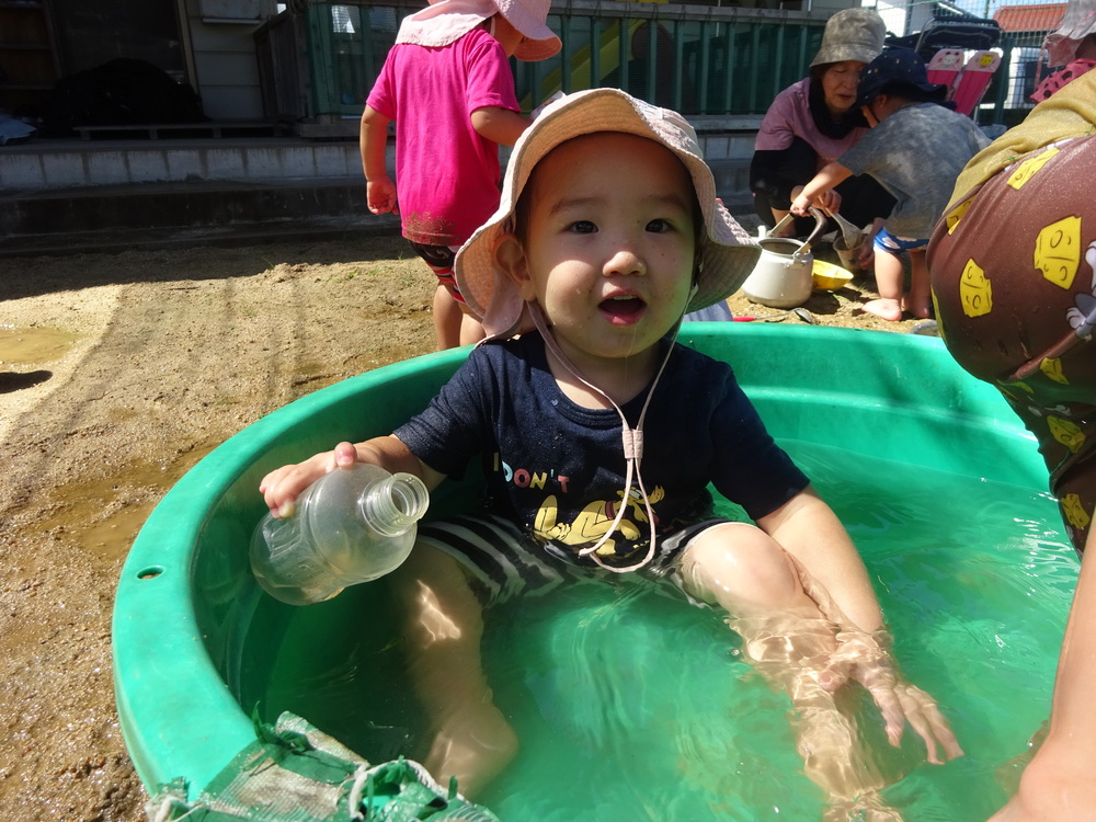 水遊びをしている子ども (1)