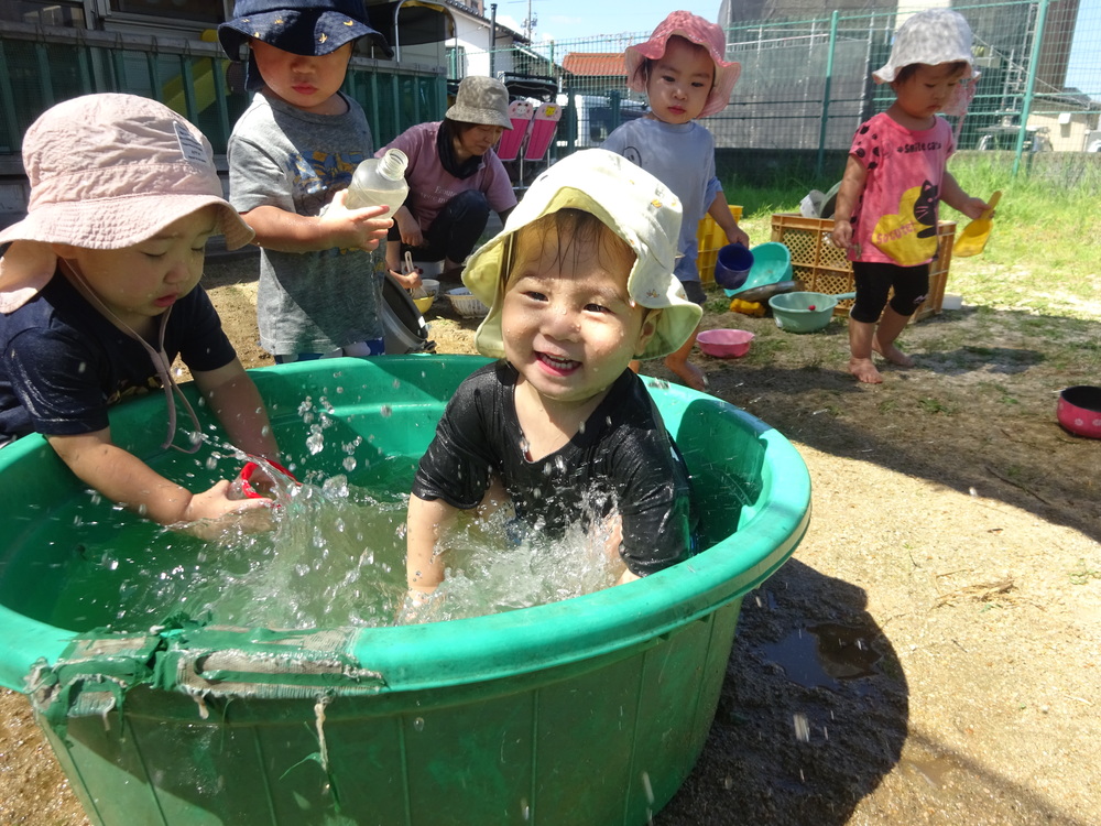 水遊びをしている子ども (2)