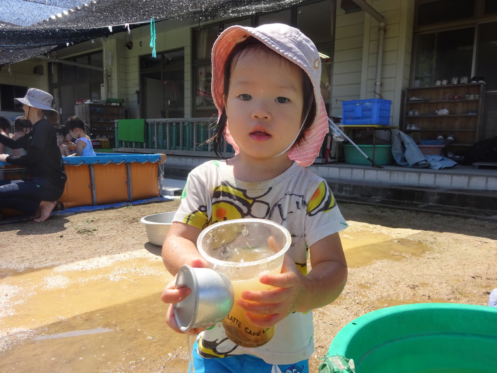水遊びをしている子ども (4)