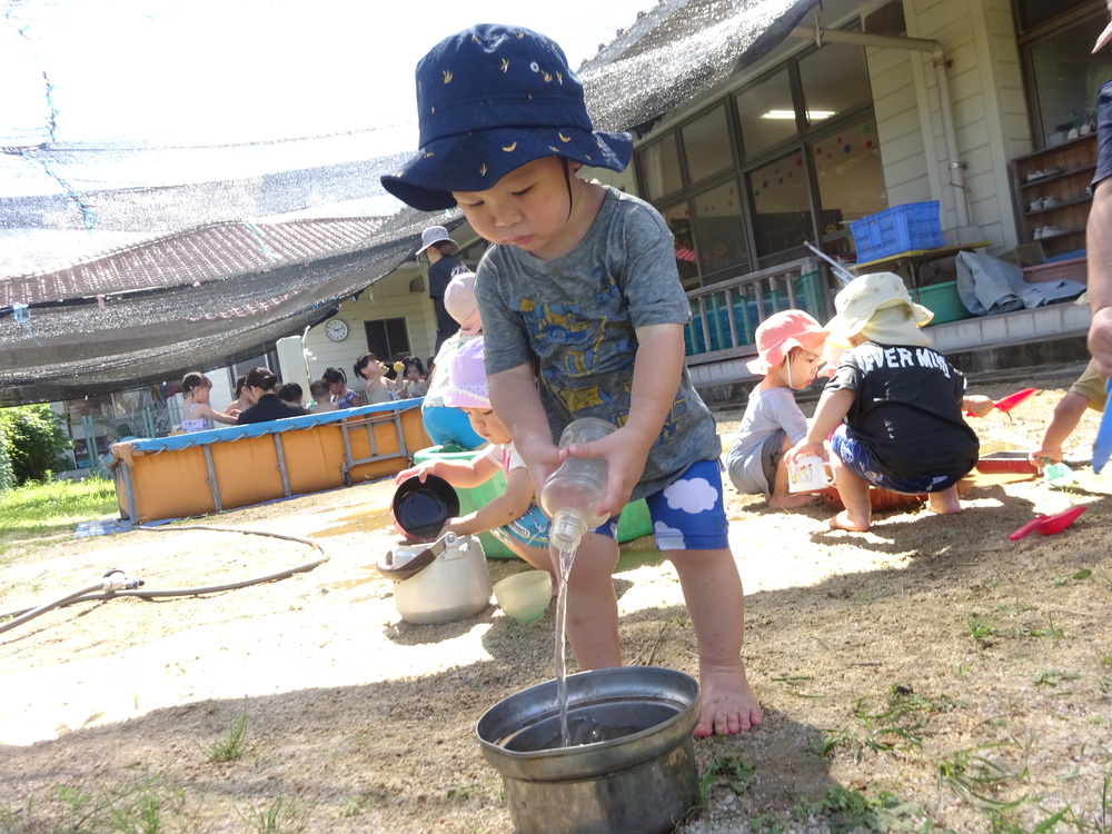 水遊びをしている子ども (5)