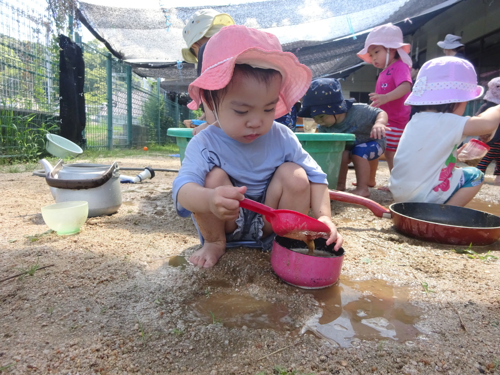 水遊びをしている子ども (6)
