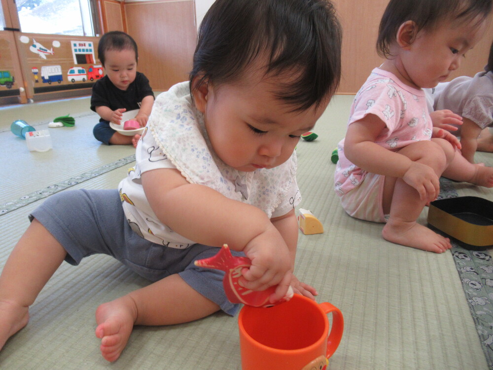 おままごとで遊んでいる (1)