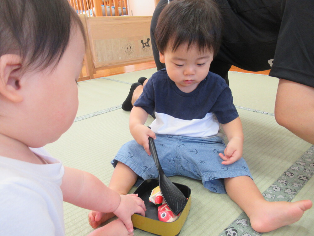 おままごとで遊んでいる (3)