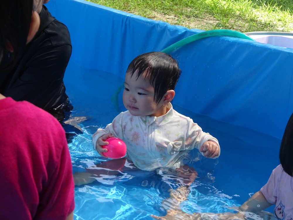 プール遊びをする子ども (1)