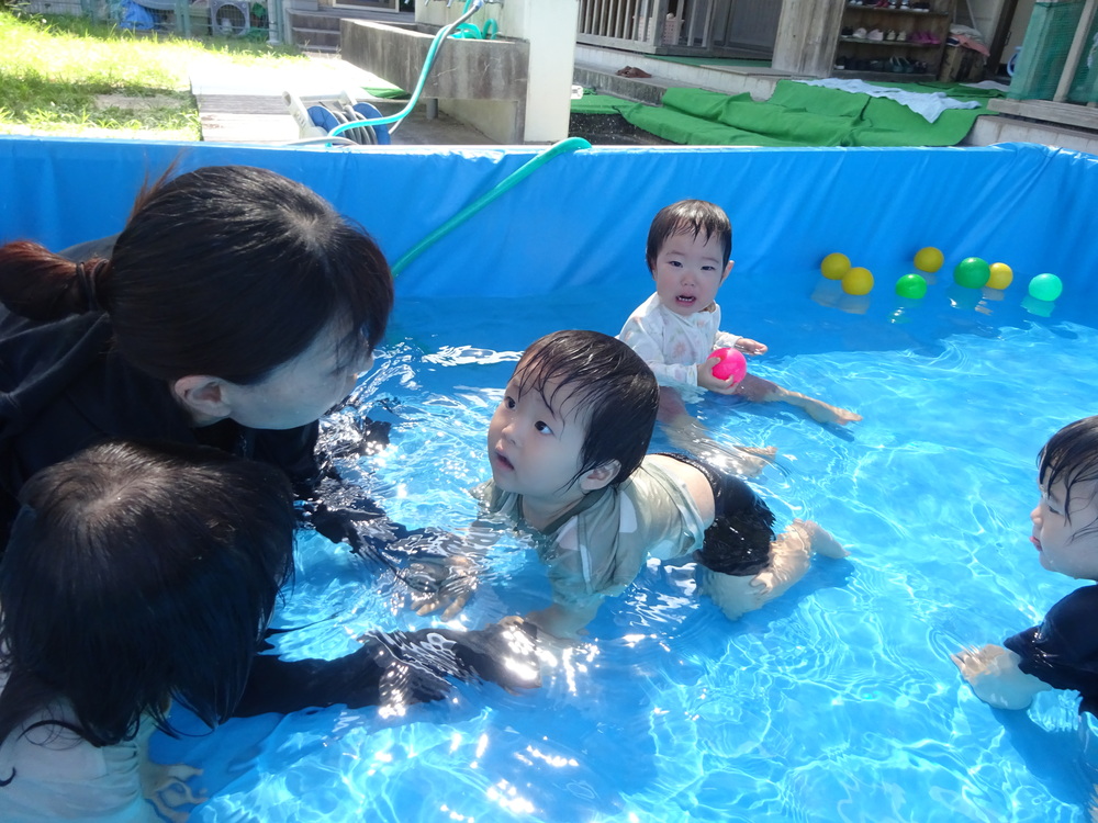 プール遊びをする子ども (2)