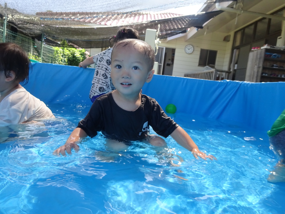 プール遊びをする子ども (3)