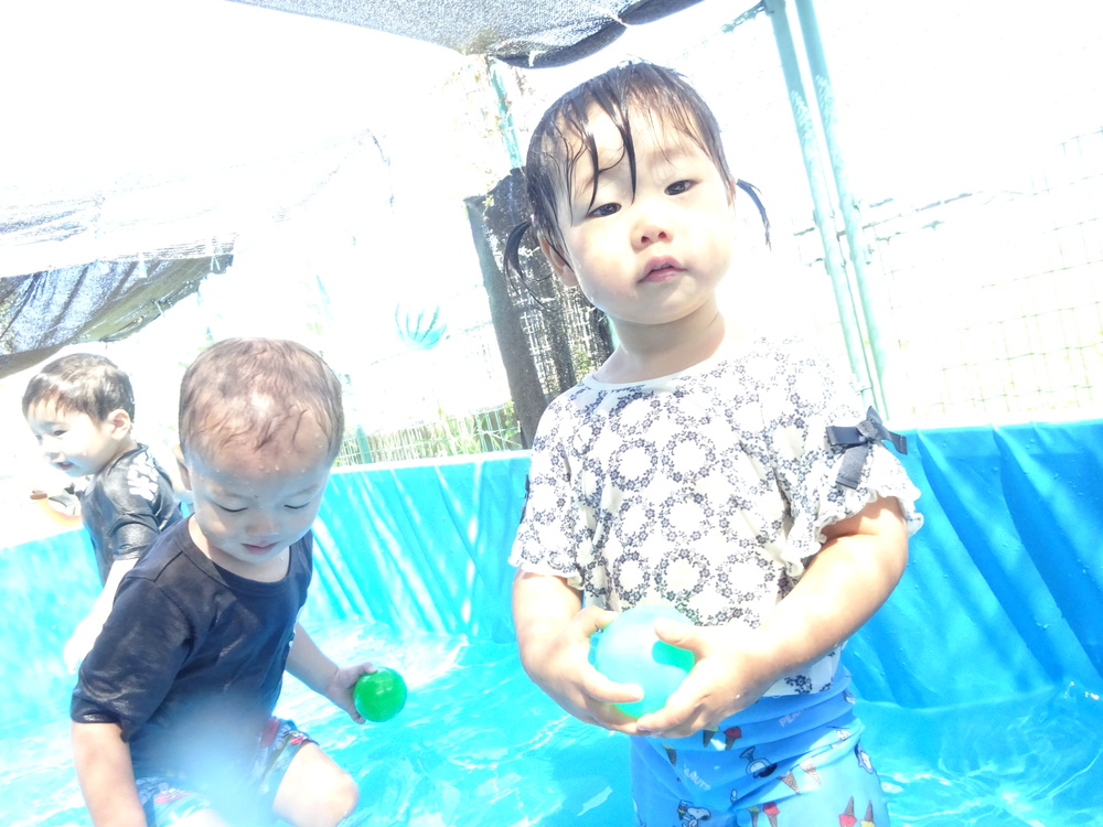 プール遊びをする子ども (4)