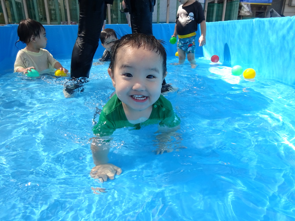 プール遊びをする子ども (5)