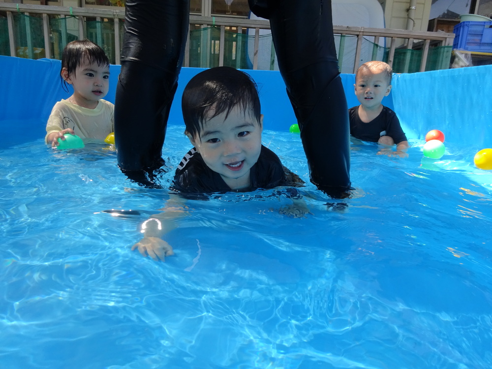 プール遊びをする子ども (6)