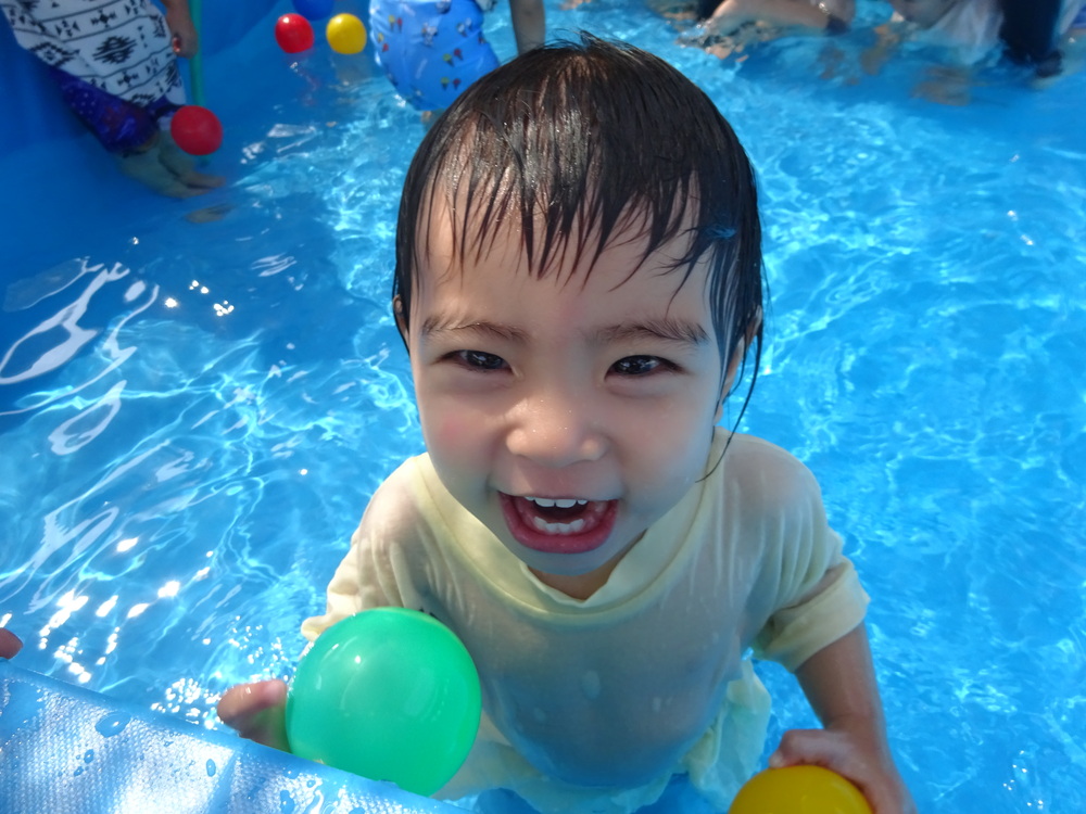 プール遊びをする子ども (7)