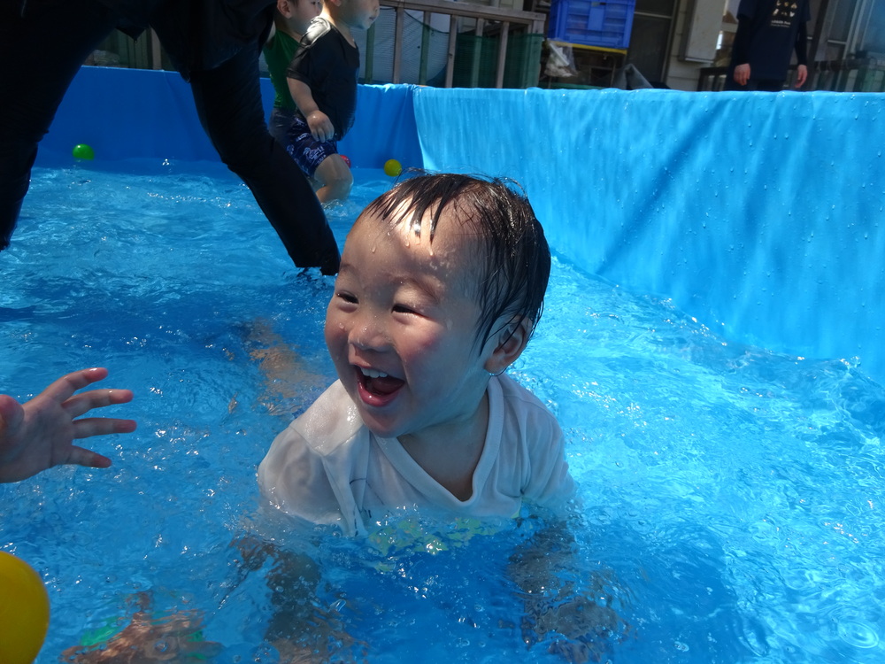 プール遊びをする子ども (8)