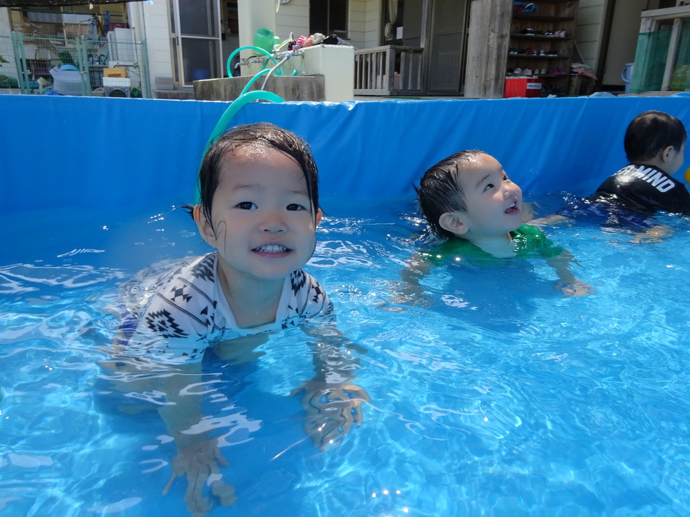 プール遊びをする子ども (9)