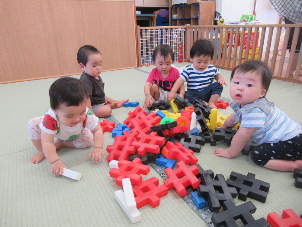 ブロックを選んでいる子ども
