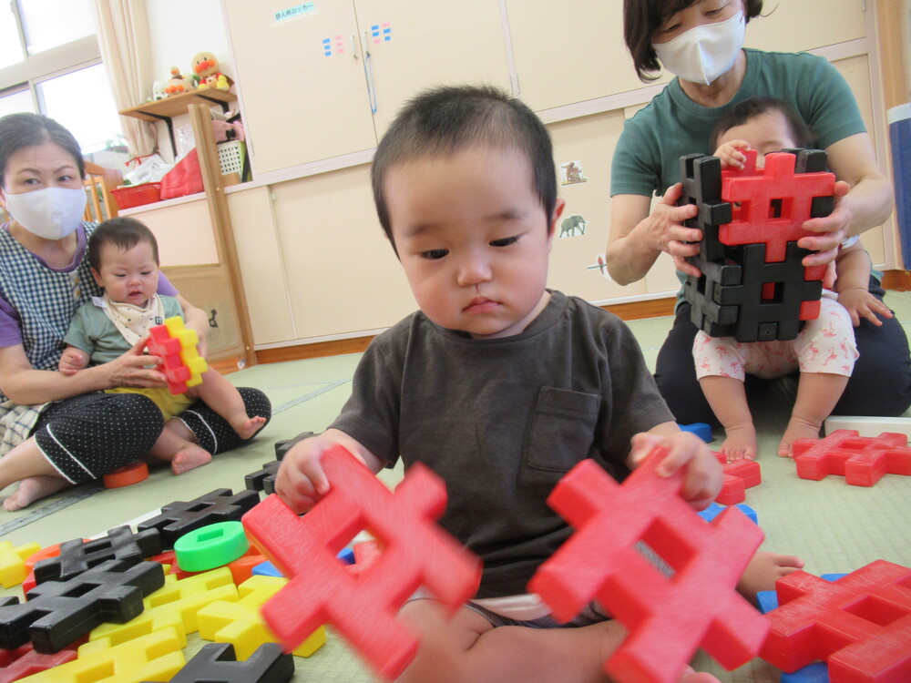ブロックを選んでいる様子