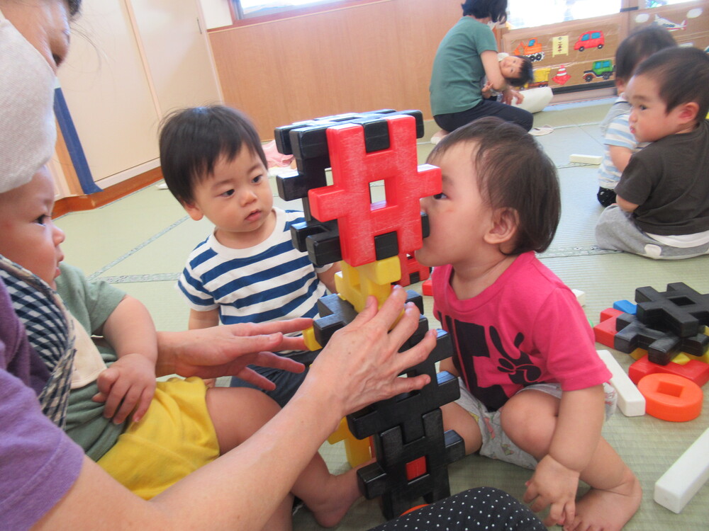 ブロックのトンネルを覗いている