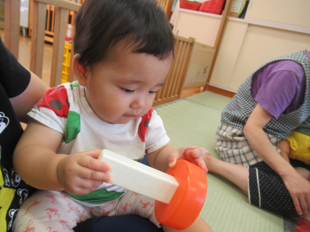 ブロックで遊んでいる様子 (2)