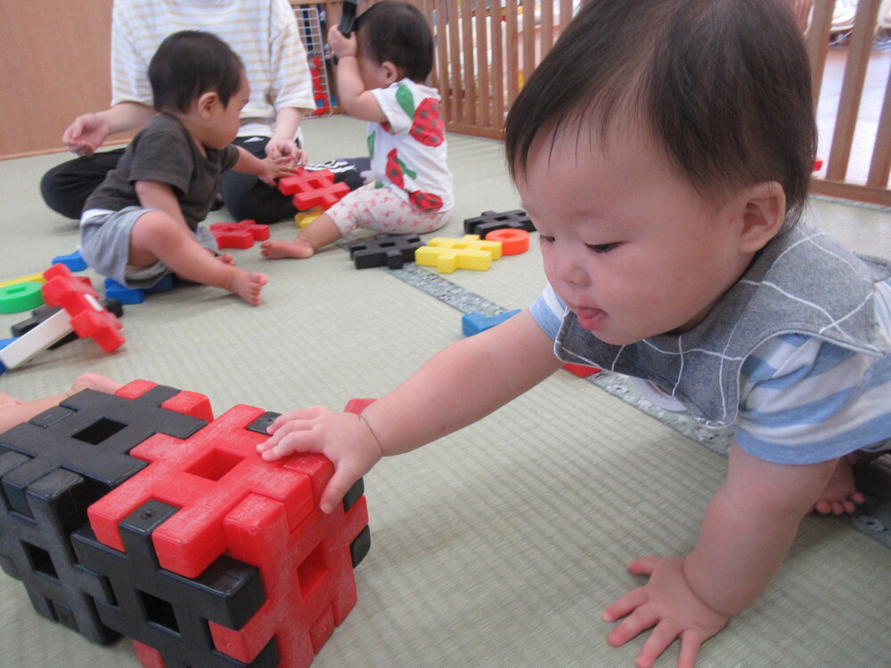 ブロックで遊んでいる様子 (4)
