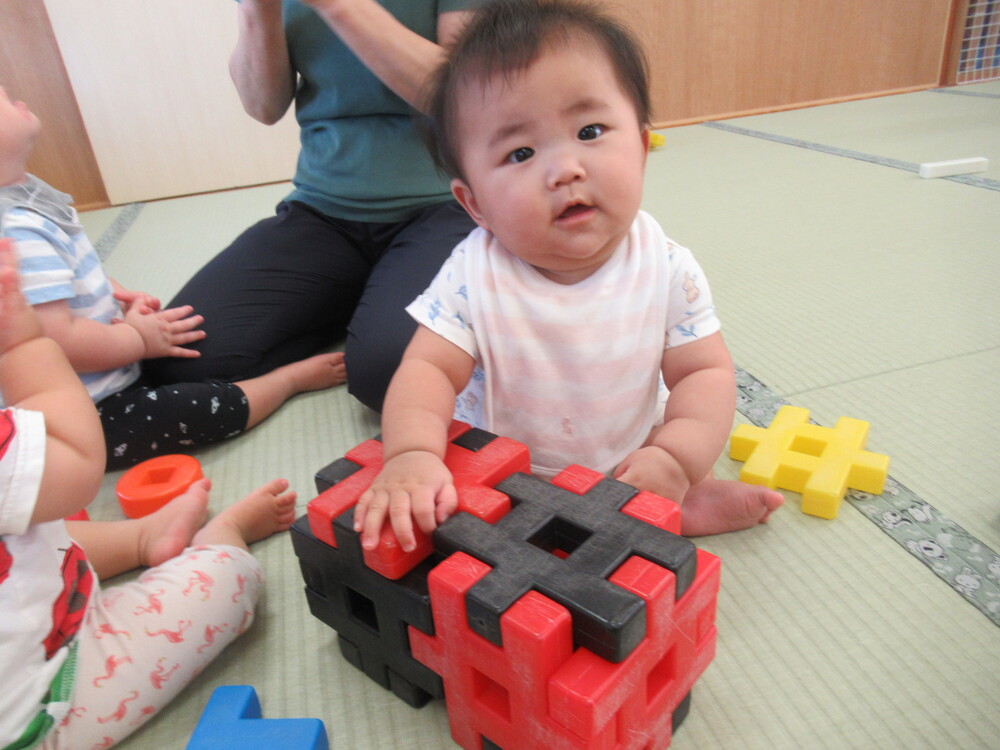 ブロックで遊んでいる様子 (7)