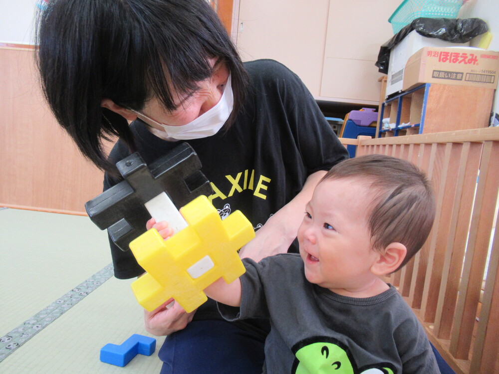 ブロックで遊んでいる様子 (8)