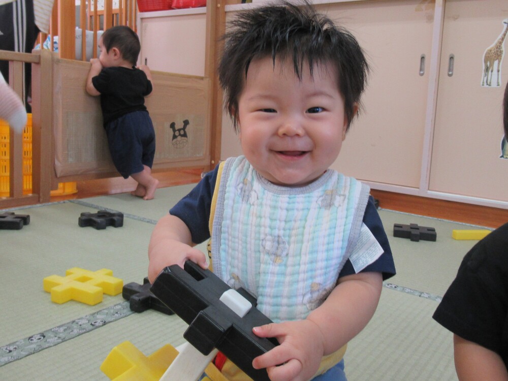 ブロックで遊んでいる様子 (9)